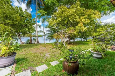 529 Lakeside Circle Sunrise FL 33326