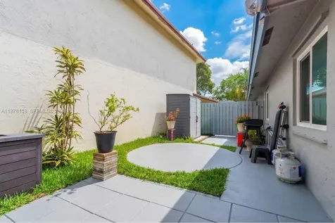 529 Lakeside Circle Sunrise FL 33326