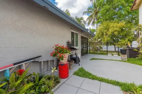529 Lakeside Circle Sunrise FL 33326
