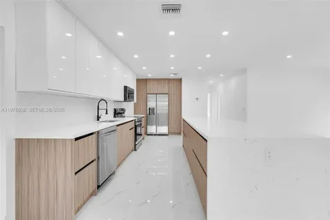 695 W 73 Place Hialeah FL 33014