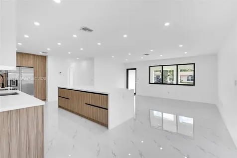 695 W 73 Place Hialeah FL 33014