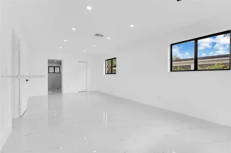 695 W 73 Place Hialeah FL 33014