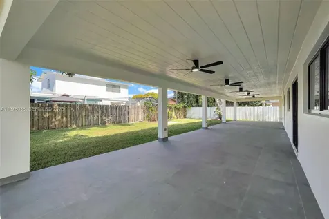 695 W 73 Place Hialeah FL 33014