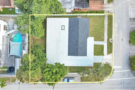 695 W 73 Place Hialeah FL 33014