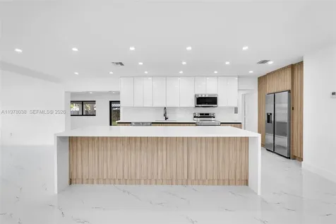 695 W 73 Place Hialeah FL 33014