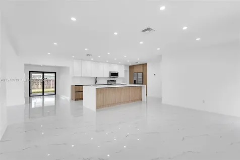 695 W 73 Place Hialeah FL 33014
