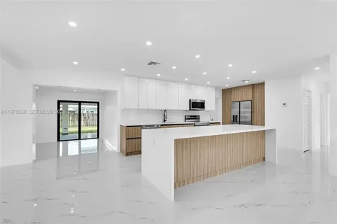 695 W 73 Place Hialeah FL 33014