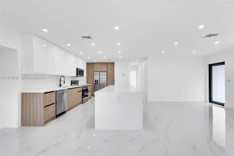 695 W 73 Place Hialeah FL 33014