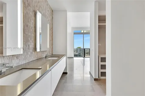 68 SE 6th Street Miami FL 33131