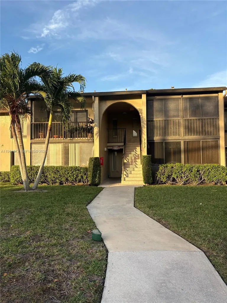 702 Sunny Pine Way Green Acres FL 33415
