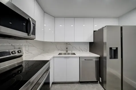 2899 Collins Avenue Miami Beach FL 33140