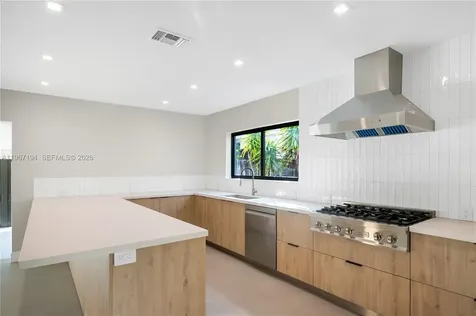 910 W 47th Court Miami Beach FL 33140