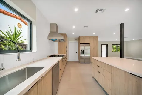 910 W 47th Court Miami Beach FL 33140