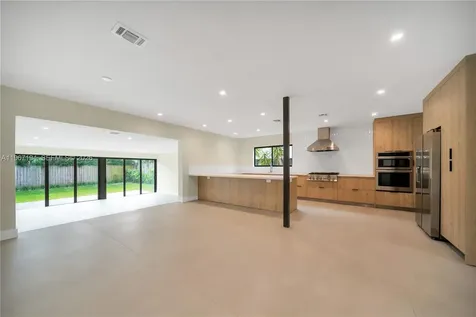 910 W 47th Court Miami Beach FL 33140