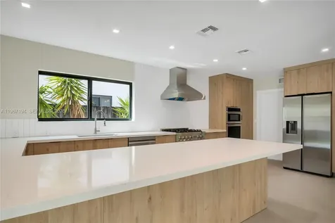 910 W 47th Court Miami Beach FL 33140