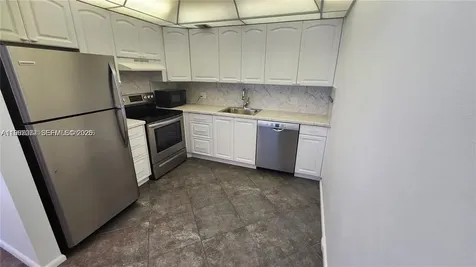 4065 N Lyndhurst N Deerfield Beach FL 33442