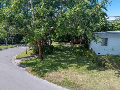 301 Redwood Lane Key Biscayne FL 33149