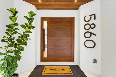 5860 Paradise Point Drive Palmetto Bay FL 33157