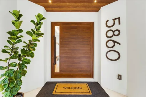 5860 Paradise Point Drive Palmetto Bay FL 33157