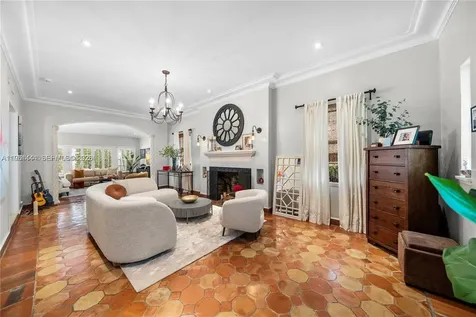 5621 Alton Road Miami Beach FL 33140