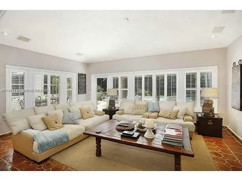5621 Alton Road Miami Beach FL 33140