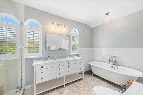 5621 Alton Road Miami Beach FL 33140