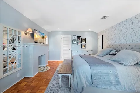 5621 Alton Road Miami Beach FL 33140