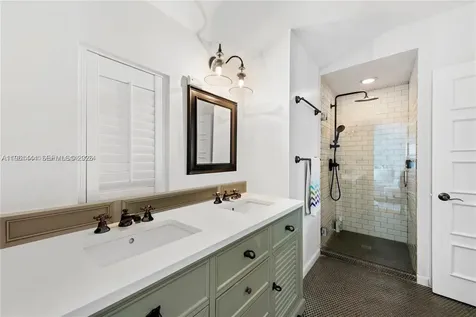 5621 Alton Road Miami Beach FL 33140