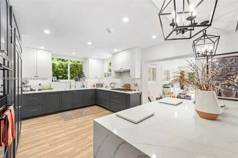 5621 Alton Road Miami Beach FL 33140