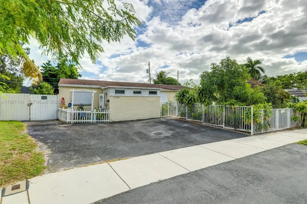 2200 SW 42nd Way Fort Lauderdale FL 33317