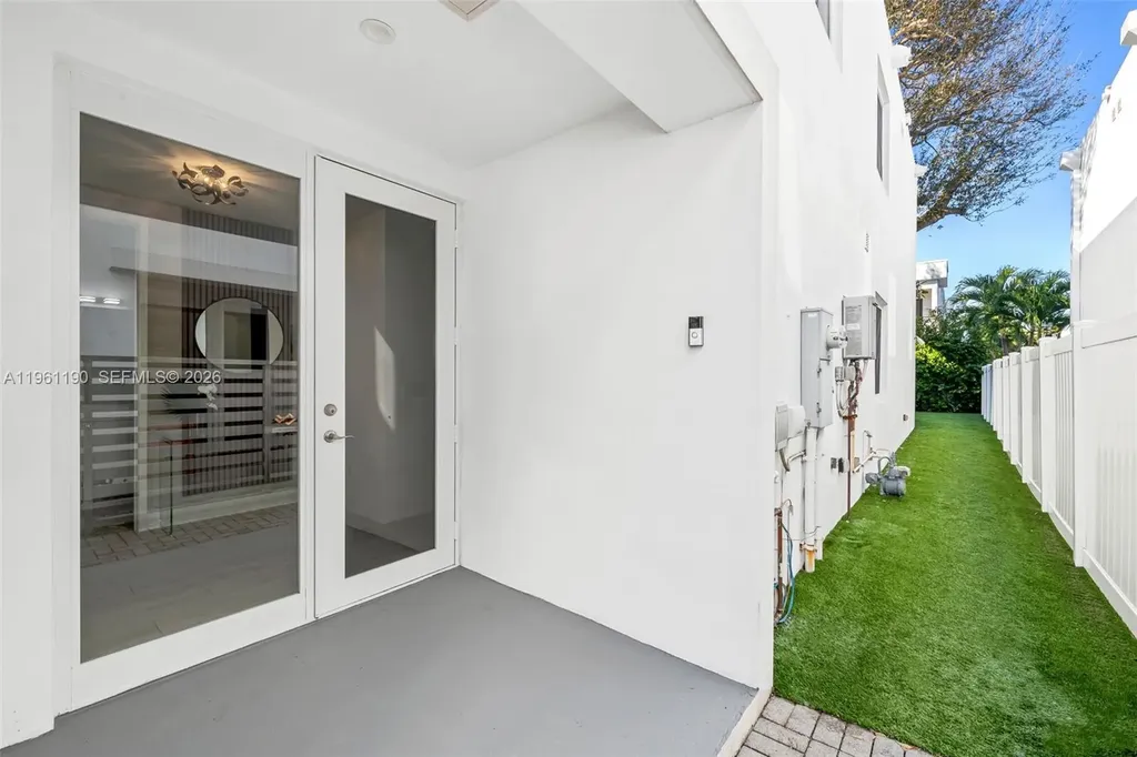 811 NE 17th Way Fort Lauderdale FL 33304