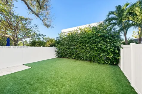 811 NE 17th Way Fort Lauderdale FL 33304