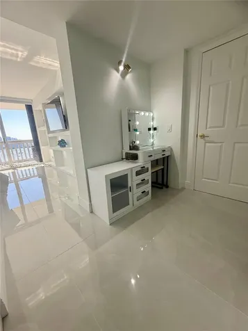 1000 W Island Boulevard Aventura FL 33160