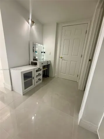 1000 W Island Boulevard Aventura FL 33160