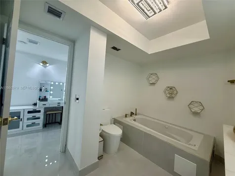 1000 W Island Boulevard Aventura FL 33160