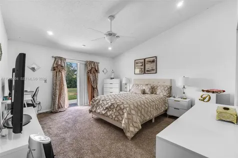 2590 SE 7th Place Homestead FL 33033