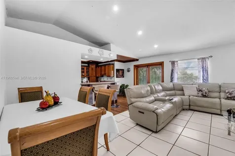 2590 SE 7th Place Homestead FL 33033