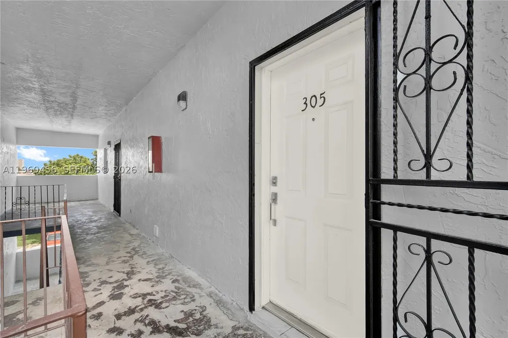 1555 W 44th Place Hialeah FL 33012