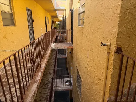 1555 W 44th Place Hialeah FL 33012