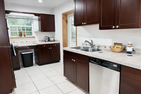 1531 NE 35th Street Oakland Park FL 33334
