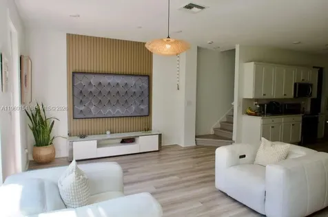 8352 NW 7th Place Plantation FL 33324
