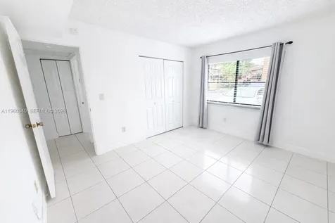 2530 W 67th Place Hialeah FL 33016