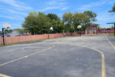 2530 W 67th Place Hialeah FL 33016