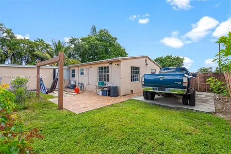 6233 Rodman Street Hollywood FL 33023
