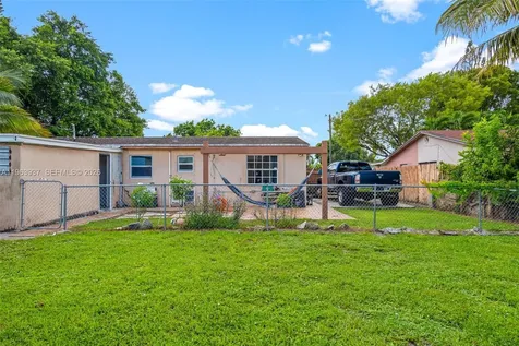 6233 Rodman Street Hollywood FL 33023