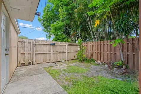 6233 Rodman Street Hollywood FL 33023