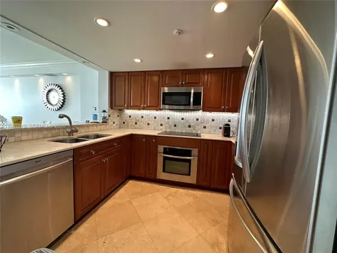 2555 Collins Avenue Miami Beach FL 33140
