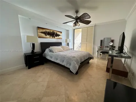 2555 Collins Avenue Miami Beach FL 33140