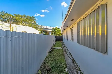 533 E 23rd Street Hialeah FL 33013