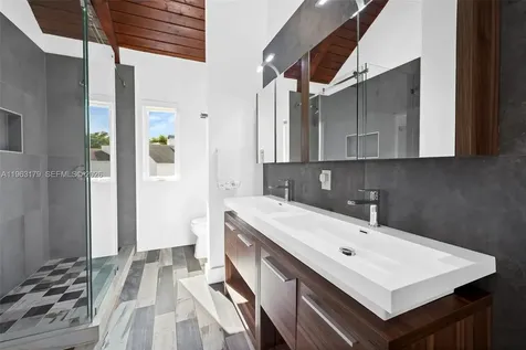 1961 S Oak Haven Circle Miami FL 33179